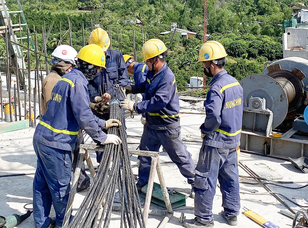 Môi trường làm việc tiềm ẩn nhiều rủi ro buộc các công nhân luôn phải tập trung cao độ