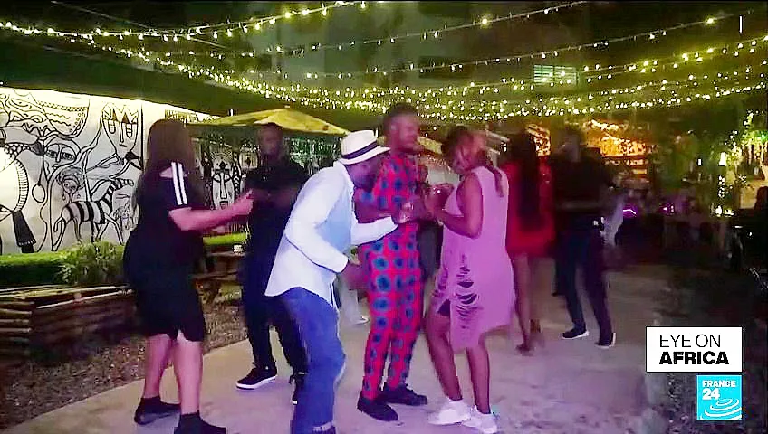 Lớp học salsa miễn phí của anh Emeka Adindu