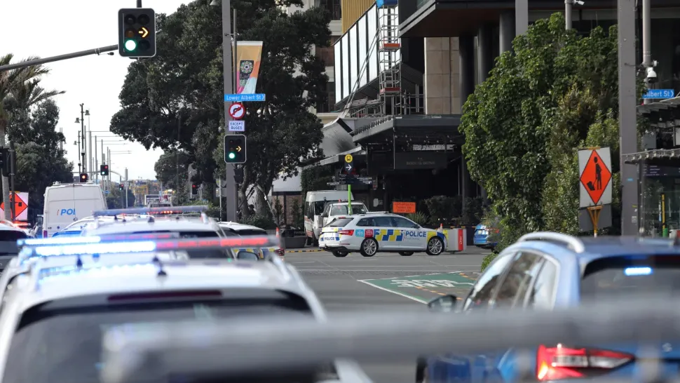 Xe cảnh sát được nhìn thấy gần địa điểm xảy ra vụ nổ súng. Ảnh: REUTERS