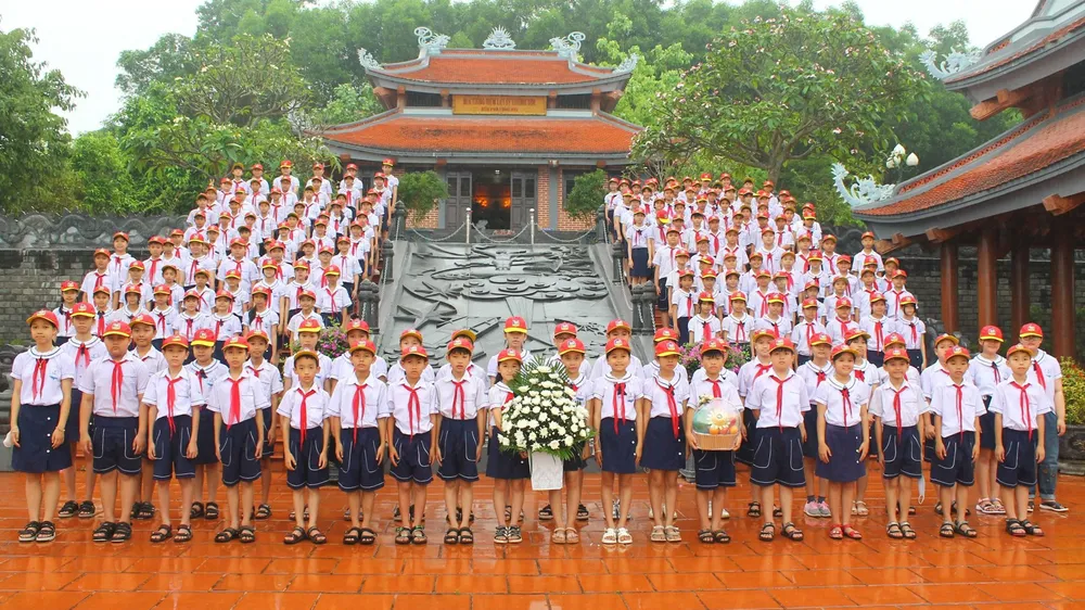 Học sinh Trường THCS Nam Lý, Đồng Hới, Quảng Bình viếng Đền Tưởng niệm liệt sĩ Trường Sơn - Bến phà Long Đại, năm 2023