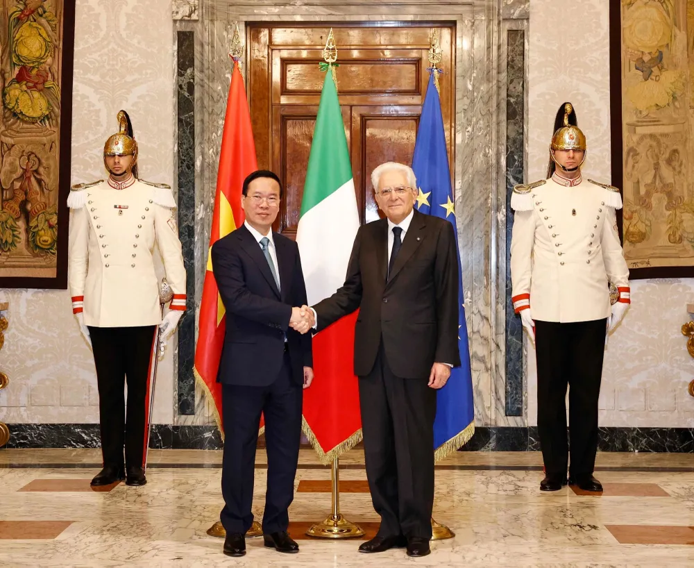 Tổng thống Sergio Mattarella chào mừng Chủ tịch nước Võ Văn Thưởng bên trong Phủ Tổng thống sau lễ đón. Ảnh: TTXVN