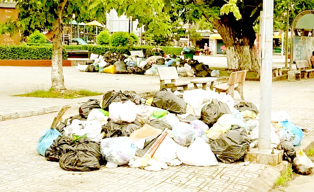 Rác chất thành đống tại Công viên Nguyễn Đình Chiểu (huyện Ba Tri, tỉnh Bến Tre)