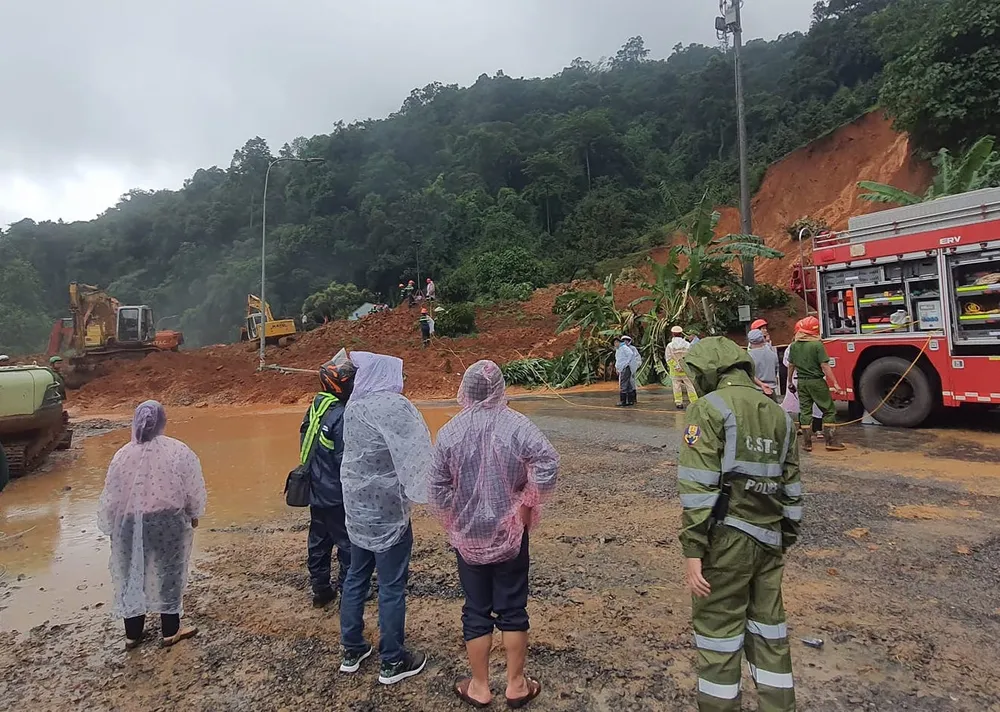 Máy móc, thiết bị được huy động đến hiện trường để khắc phục hậu quả sạt lở trên đèo Bảo Lộc