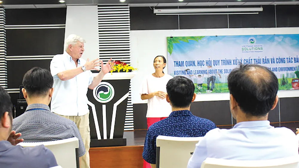 Ông Kevin Moore, Giám đốc điều hành, chia sẻ về quy trình vận hành xử lý chất thải tại VWS Ông Kevin Moore, Giám đốc điều hành, chia sẻ về quy trình vận hành xử lý chất thải tại VWS