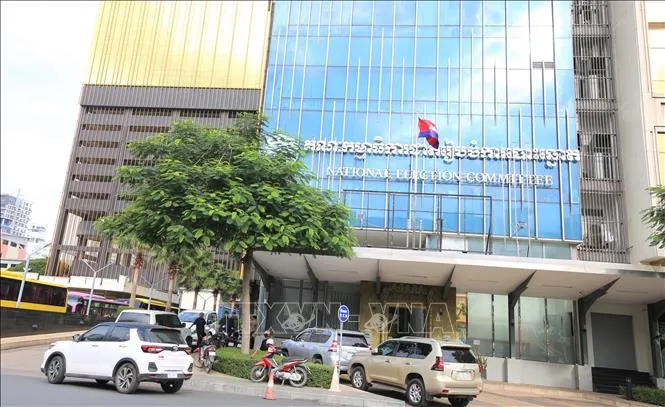 Trụ sở NEC, thời điểm công bố kết quả tạm thời cuộc bầu của Quốc hội Campuchia khóa VII. Ảnh: TTXVN Trụ sở NEC, thời điểm công bố kết quả tạm thời cuộc bầu của Quốc hội Campuchia khóa VII. Ảnh: TTXVN