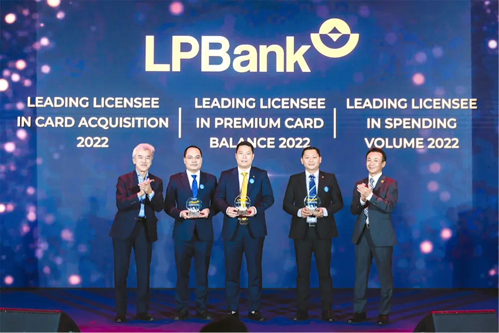 Đại diện LPBank, ông Nguyễn Văn Thùy - Phó Chủ tịch Thường trực HĐQT (ở giữa), ông Nguyễn Đình Ngân - Phó Giám đốc Phụ trách Khối Ngân Hàng Số (thứ hai từ trái sang) và ông Nguyễn Thanh Bình - Trưởng phòng Vận hành Ngân Hàng Số Khối CNTT (thứ hai từ phải sang) nhận giải thưởng của JCB trao tặng
