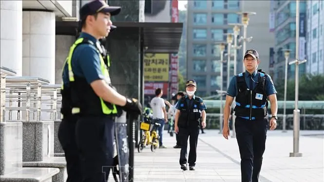 Cảnh sát tuần tra tại ga tàu điện ngầm Seohyeon, phía Nam thủ đô Seoul, Hàn Quốc sau vụ đâm xe và đâm dao, ngày 4-8-2023. Ảnh: YONHAP