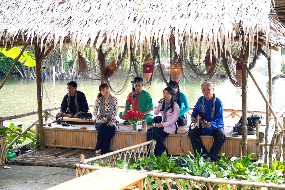 Biểu diễn đờn ca tài tử giữa không gian sông nước