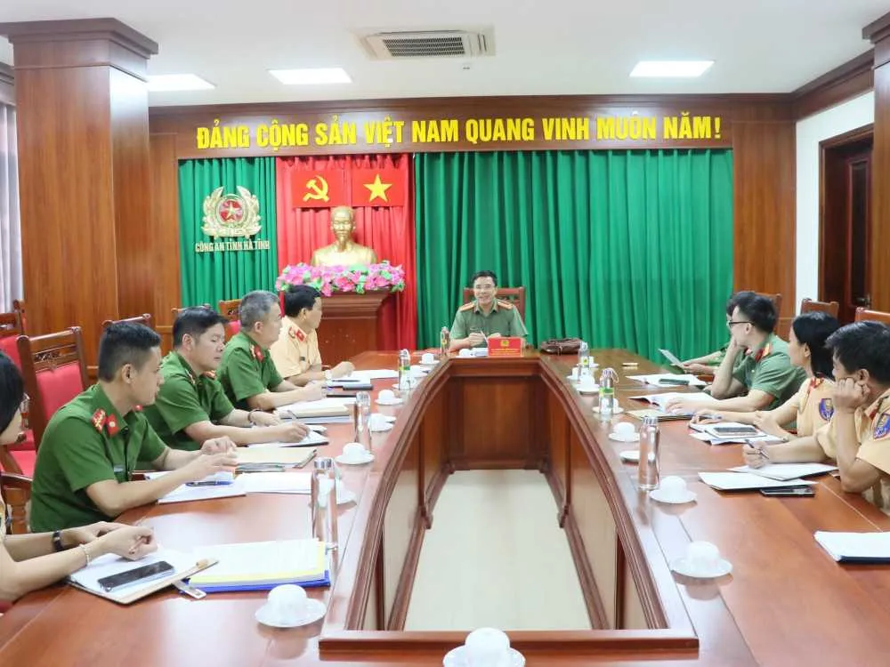 Đại tá Nguyễn Hồng Phong, Giám đốc Công an tỉnh Hà Tĩnh chủ trì buổi làm việc