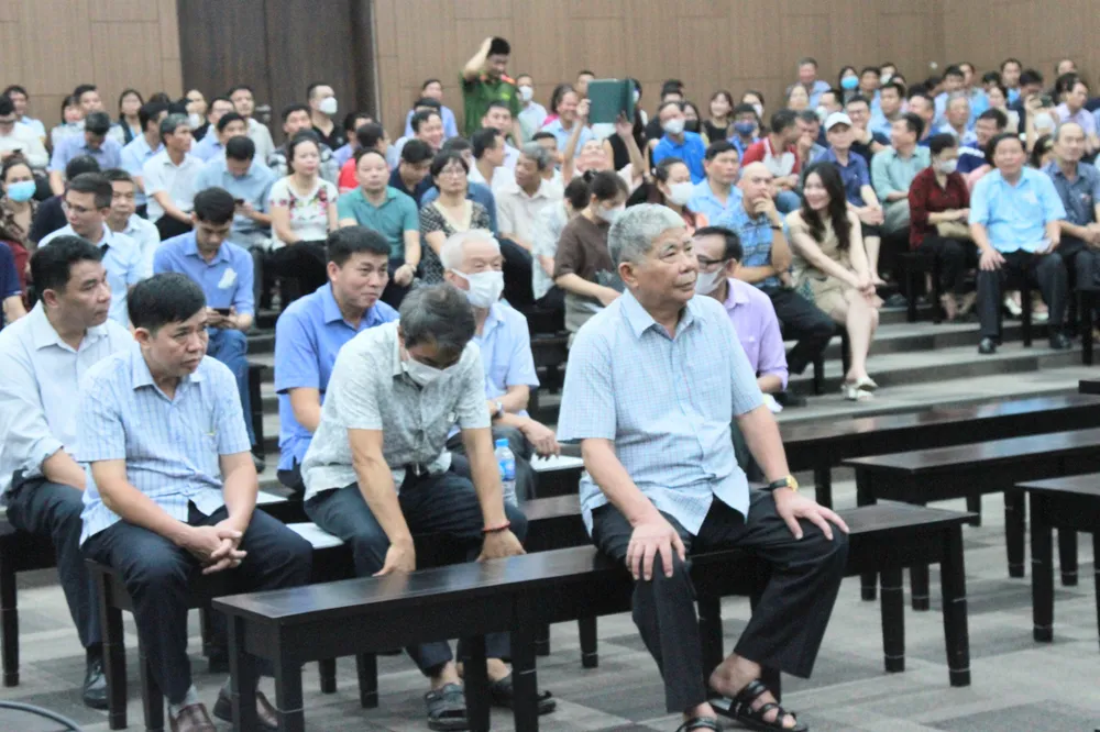 Ông Lê Thanh Thản (hàng đầu) tại tòa Ông Lê Thanh Thản (hàng đầu) tại tòa