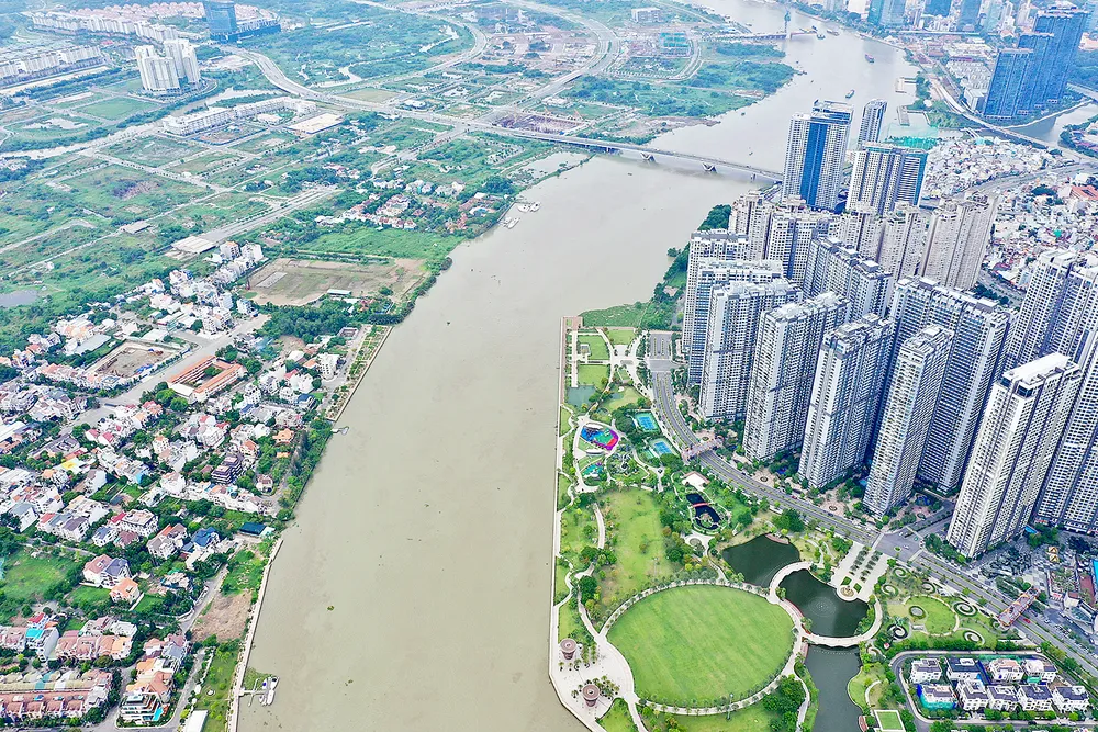 Khu vực bờ sông Sài Gòn giữa quận Bình Thạnh (phải) và khu dân cư Bình An (quận 2 cũ). Ảnh: HOÀNG HÙNG