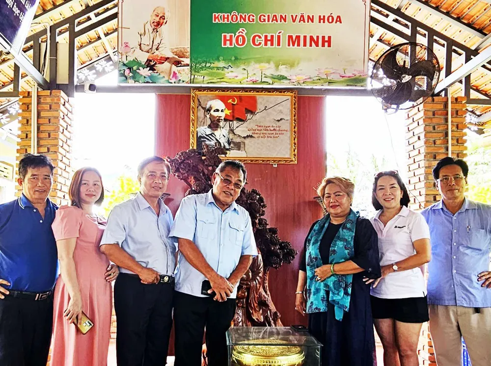 Vợ chồng ông Sáu Tâm (thứ 2, 3 từ phải sang) và khách tham quan công trình “Vườn hoa ơn Bác” tại phường Ninh Thủy, thị xã Ninh Hòa, tỉnh Khánh Hòa