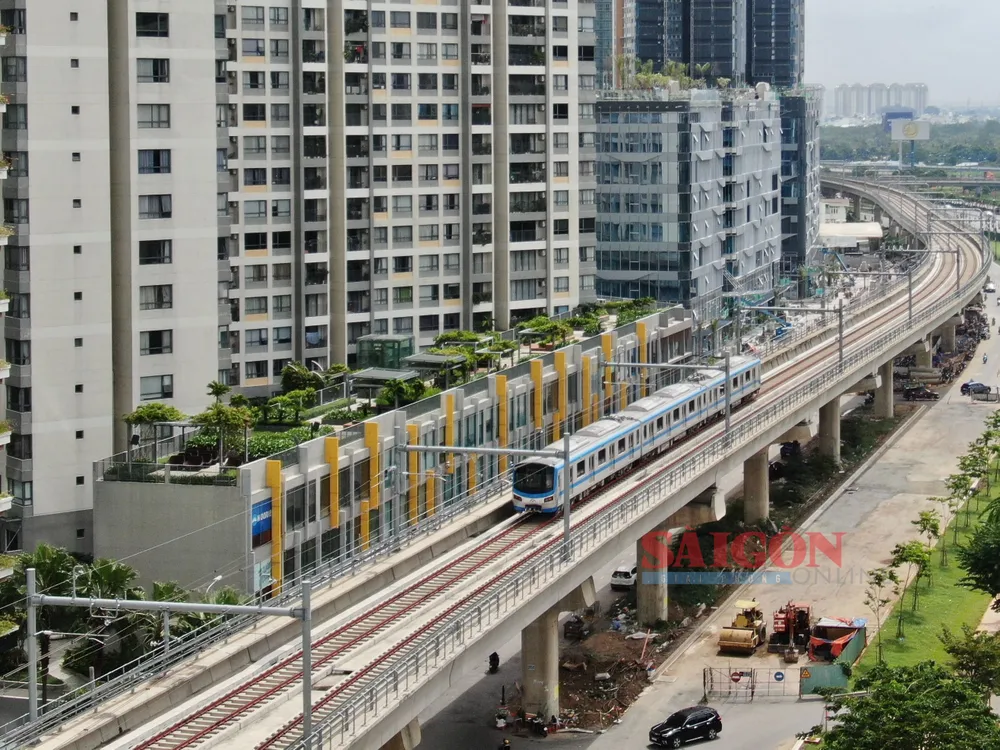 Tàu metro đi vào Ga Thảo Điền. Ảnh: HOÀNG HÙNG