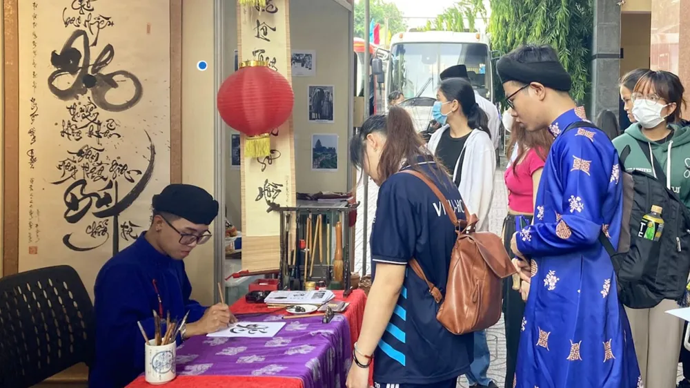 Hàng ngàn bạn trẻ tìm hiểu văn hóa từ Ngày hội Việt phục “Tóc xanh vạt áo”