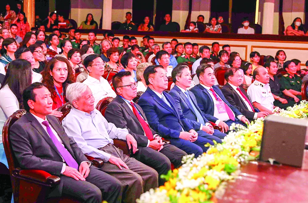 Trưởng Ban Tuyên giáo Trung ương Nguyễn Trọng Nghĩa và các đại biểu tham dự chương trình Ảnh: TTXVN