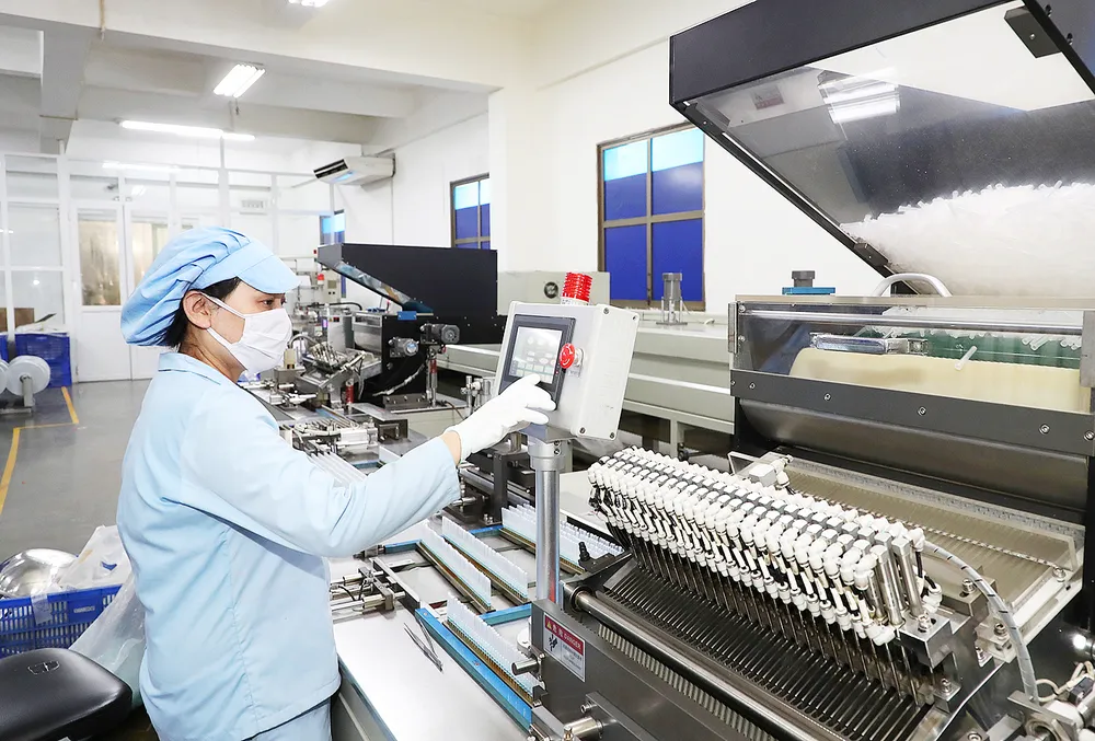 Hoạt động sản xuất tại Công ty cổ phần thiết bị y tế Vinahankook (doanh nghiệp FDI Hàn Quốc), xã Ngọc Hồi, huyện Thanh Trì, Hà Nội. Ảnh: QUANG PHÚC