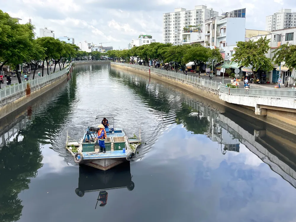Thuyền vớt rác trên kênh Tân Hóa - Lò Gốm (khu vực quận 6, TPHCM)