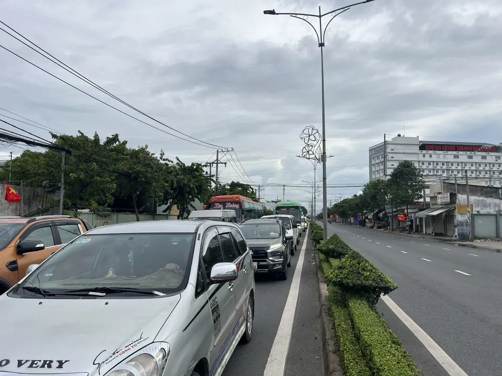 Trên Quốc lộ 60 các phương tiện di chuyển chậm nhưng không kẹt xe Trên Quốc lộ 60 các phương tiện di chuyển chậm nhưng không kẹt xe