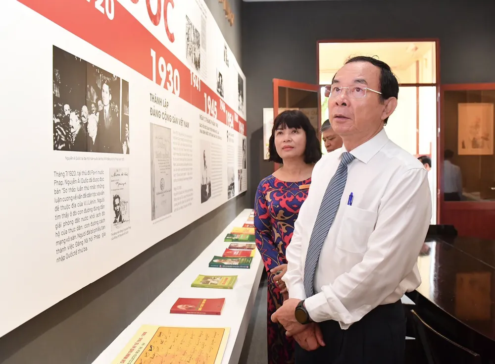 Bí thư Thành ủy TPHCM tham quan "không gian văn hóa Hồ Chí Minh" trong trường THPT Nguyễn Thị Minh Khai. Ảnh: VIỆT DŨNG