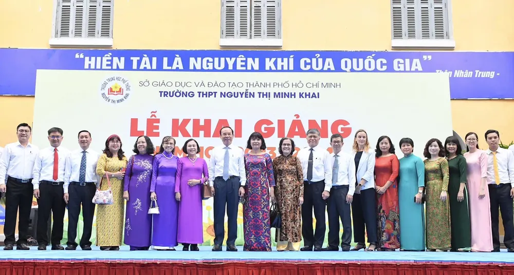 Bí thư Thành ủy TPHCM Nguyễn Văn Nên chụp ảnh lưu niệm cùng Ban Giám hiệu nhà trường. Ảnh: VIỆT DŨNG