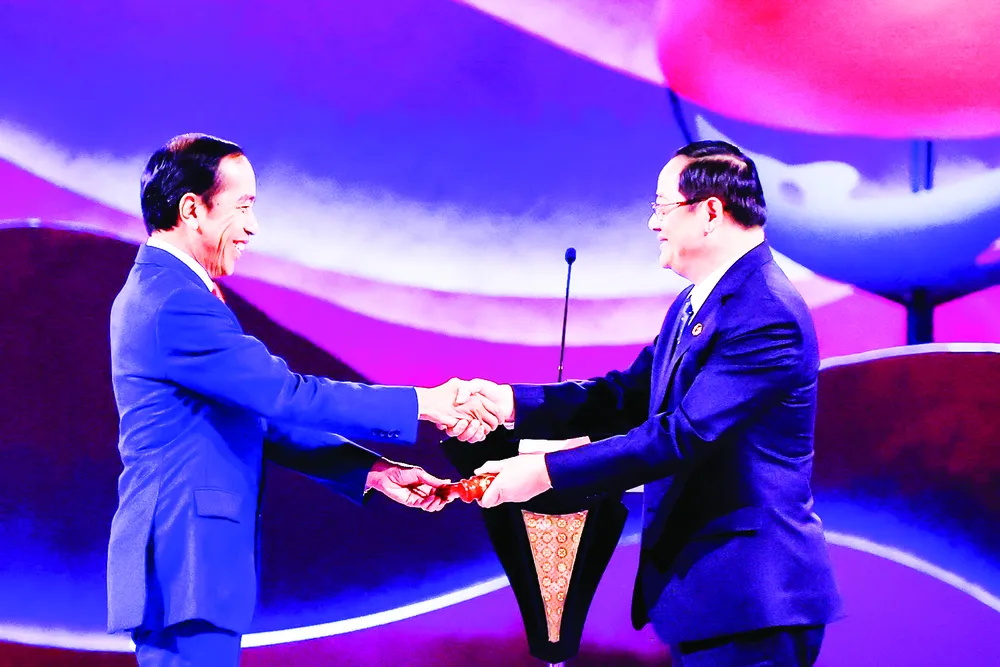 Tổng thống Indonesia Joko Widodo chuyển giao chức Chủ tịch ASEAN luôn phiên cho Lào. Ảnh: TTXVN