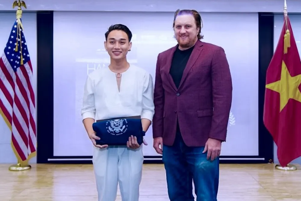 Lê Nguyễn Công Danh nhận giải thưởng tại lễ trao giải phim ngắn Storytellers, Mỹ