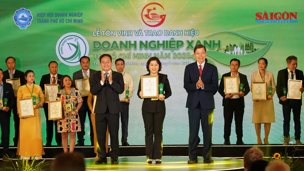 Các doanh nghiệp nhận danh hiệu "Doanh nghiệp xanh TPHCM 2023". Ảnh: HOÀNG HÙNG