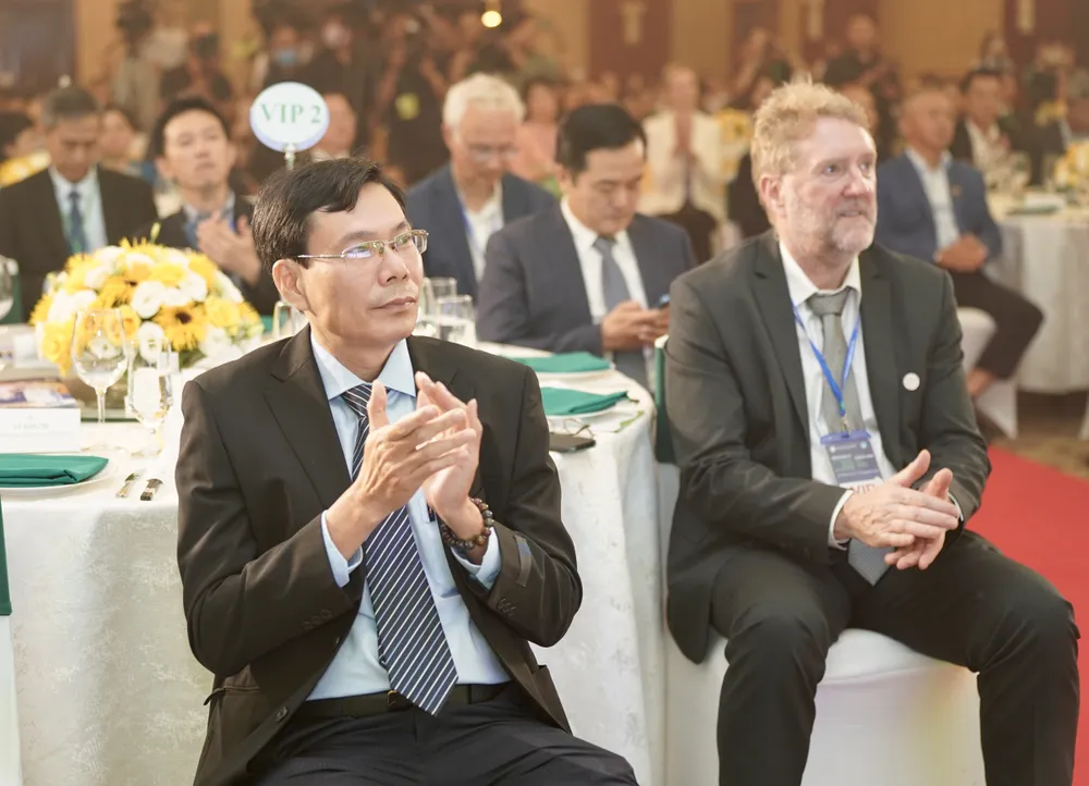 Các đại biểu dự buổi lễ. Ảnh: HOÀNG HÙNG