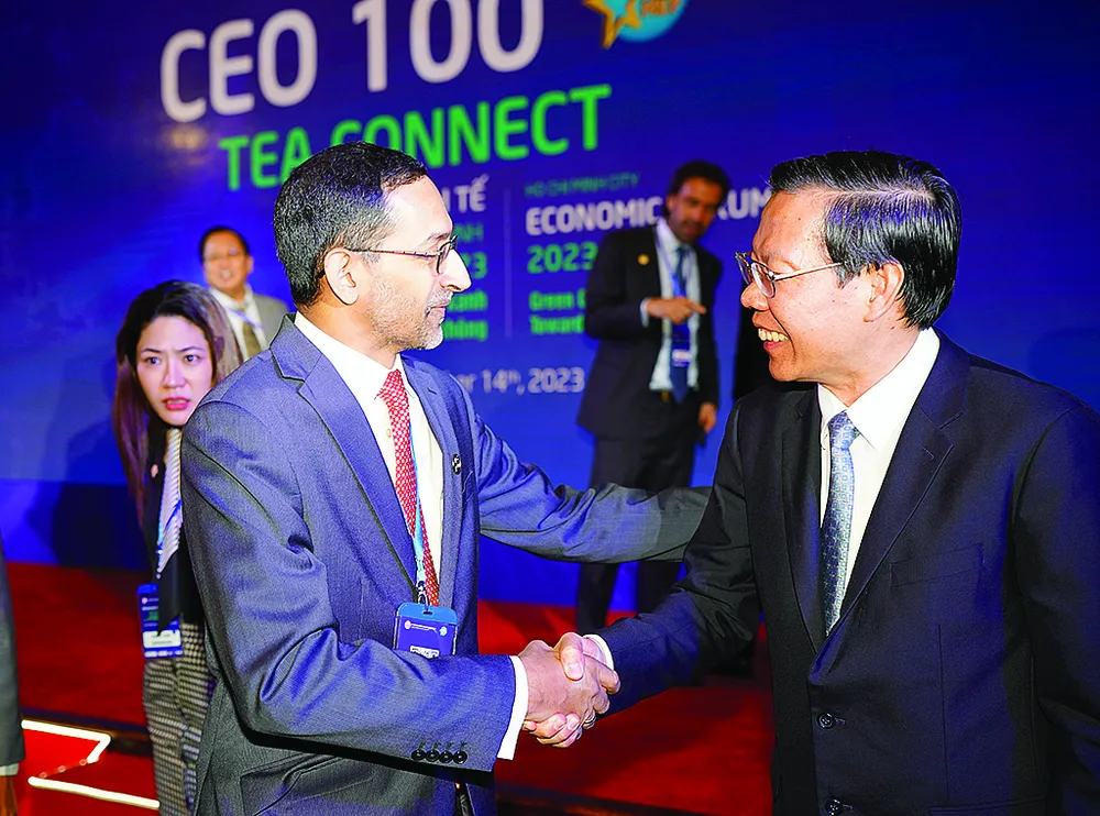 Chủ tịch UBND TPHCM Phan Văn Mãi với đại biểu tham dự chương trình gặp gỡ