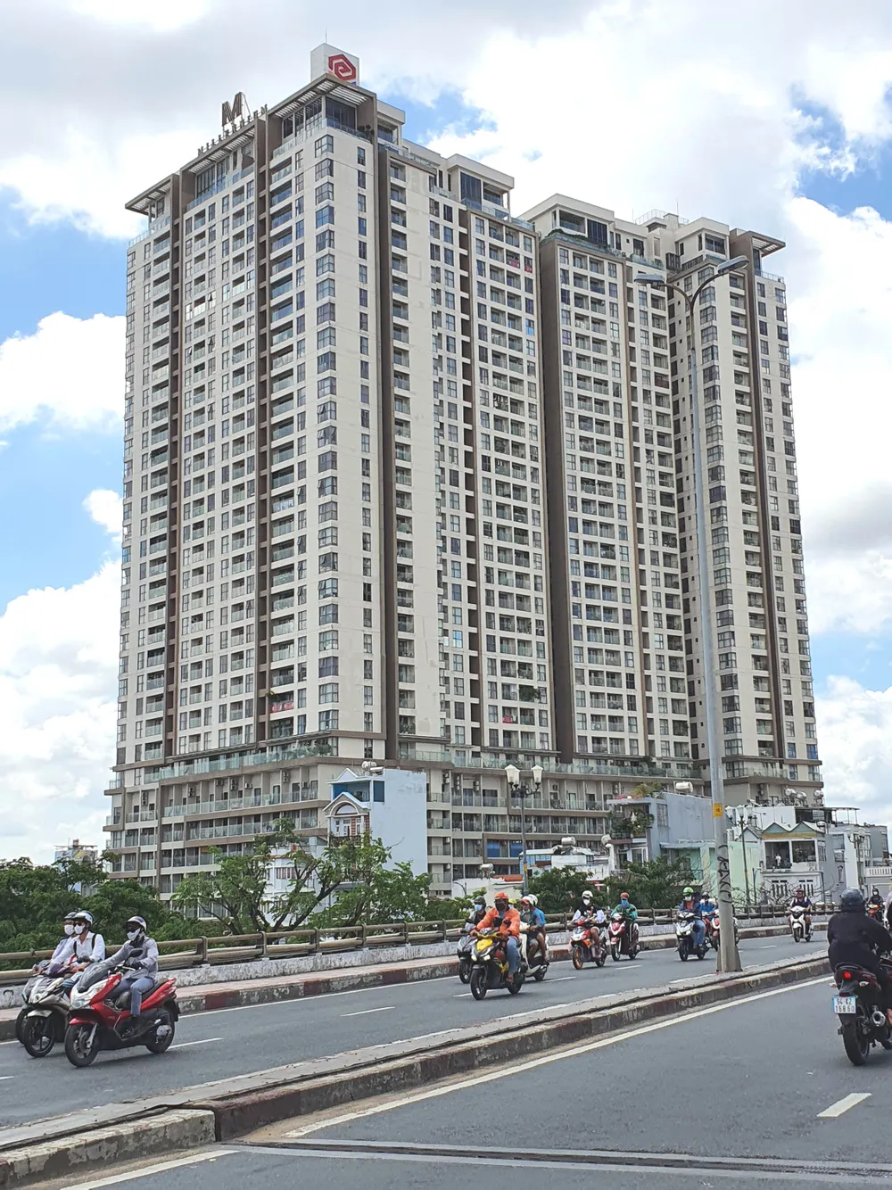 Thông báo được đặt ở sảnh chính chung cư Millennium (quận 4, TPHCM), cảnh báo việc cho thuê căn hộ ngắn ngày là hành vi bị pháp luật nghiêm cấm