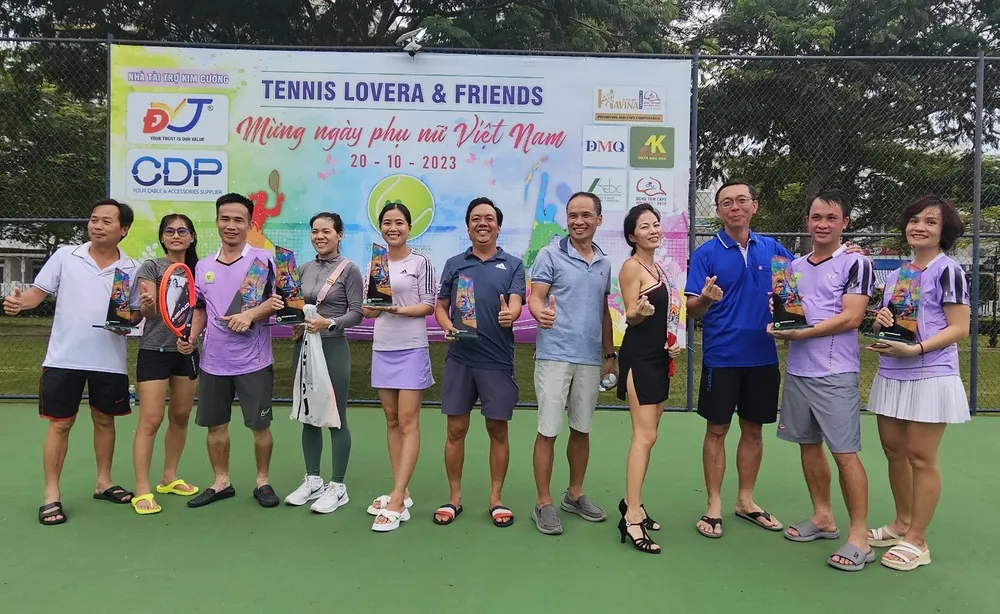 BTC trao cúp cho các cặp vận động viên nội dung đôi nam nữ