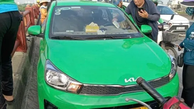 Chiếc xe taxi mà nghi phạm Hiệp lái bỏ trốn sau khi gây án Chiếc xe taxi mà nghi phạm Hiệp lái bỏ trốn sau khi gây án