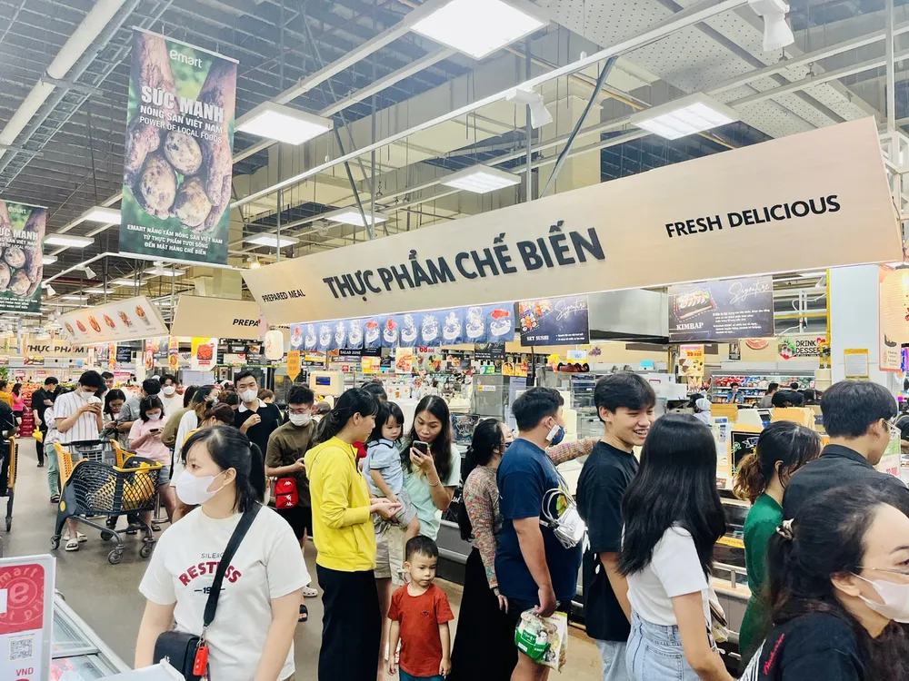 Người tiêu dùng chờ mua thực phẩm khuyến mãi tại siêu thị Emart, quận Gò Vấp, TPHCM