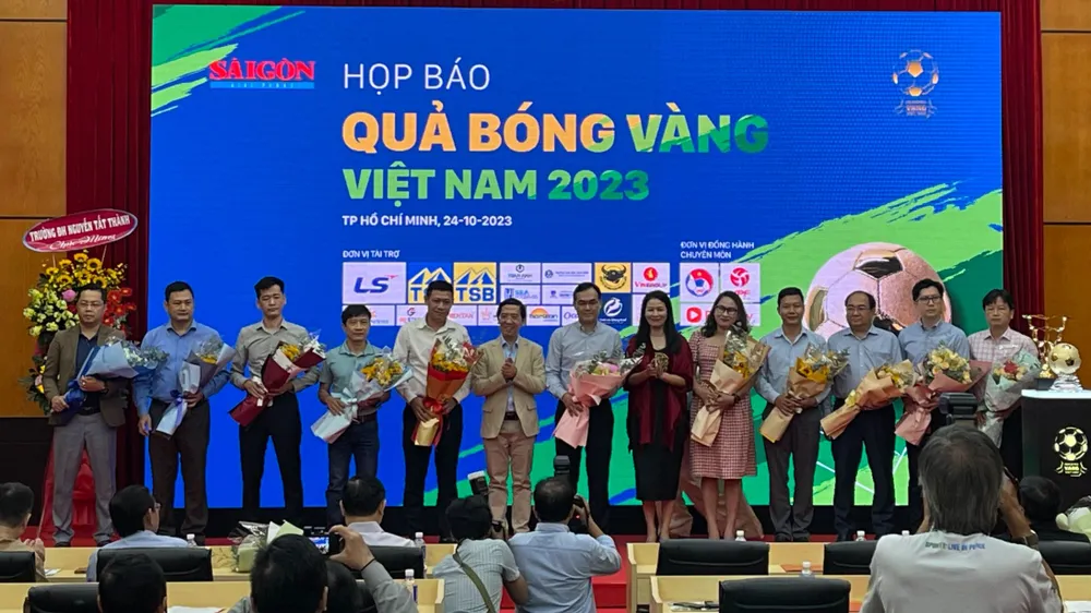 BTC tặng hoa cảm ơn các nhà tài trợ