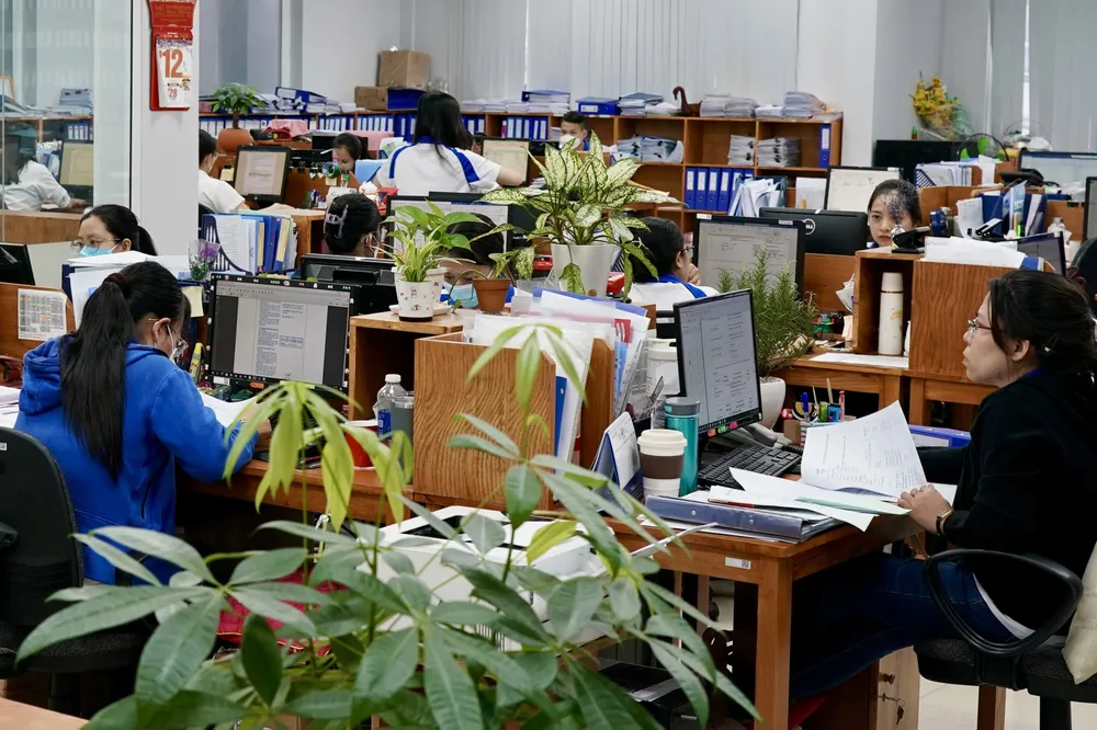 Có một công việc ổn định không phải là một việc dễ dàng. Ảnh: HOÀNG HÙNG