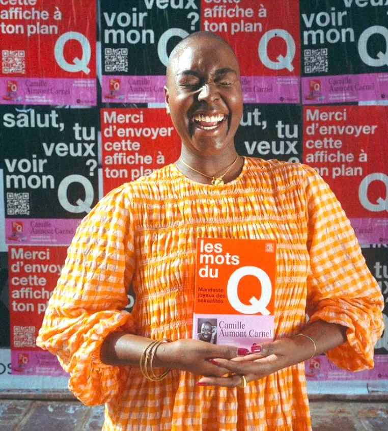 Camille Aumont Carnel tại buổi ra mắt cuốn sách "Les mots du Q"
