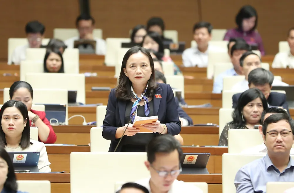 Đại biểu Cầm Thị Mẫn (Thanh Hóa) chất vấn sáng 8-11. Ảnh: QUANG PHÚC