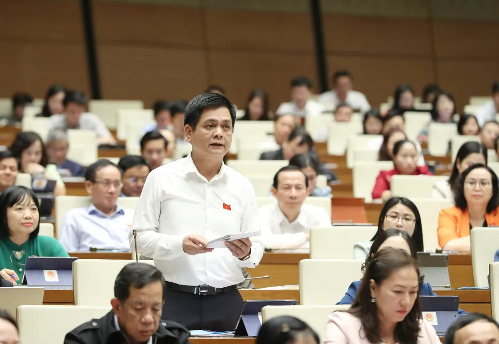 Đại biểu Nguyễn Lâm Thành (Thái Nguyên) chất vấn sáng 8-11. Ảnh: QUANG PHÚC