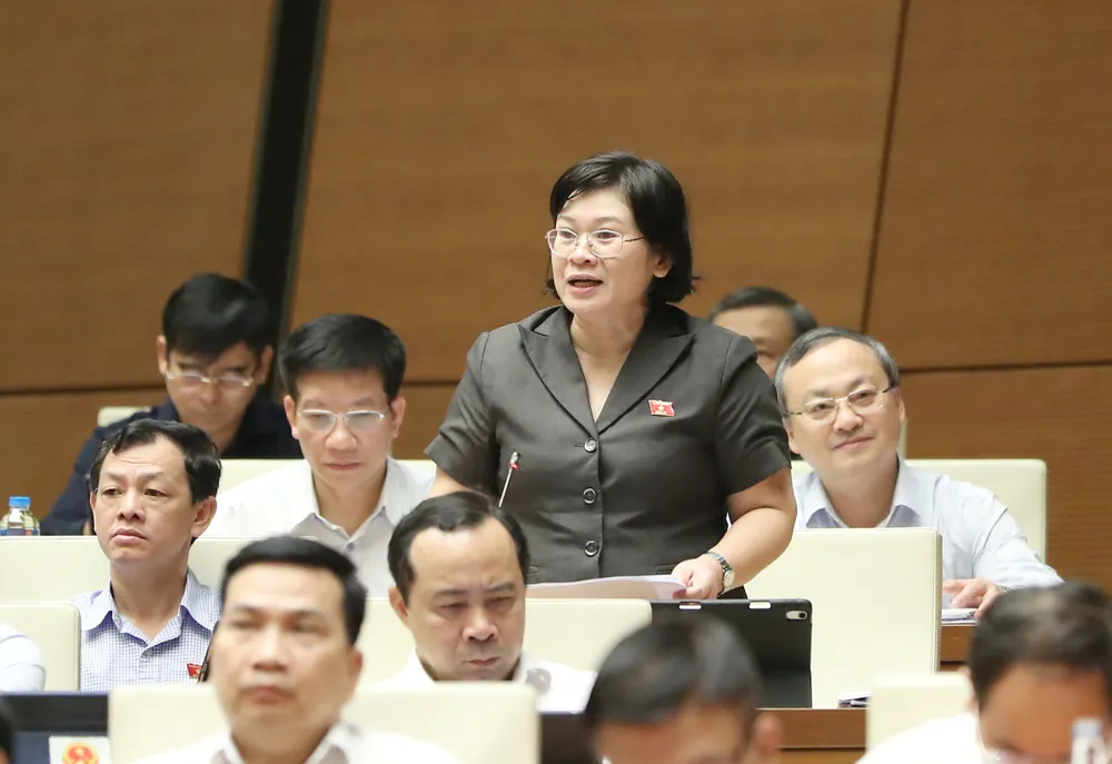 Đại biểu Văn Thị Bạch Tuyết (TPHCM) chất vấn sáng 8-11. Ảnh: QUANG PHÚC
