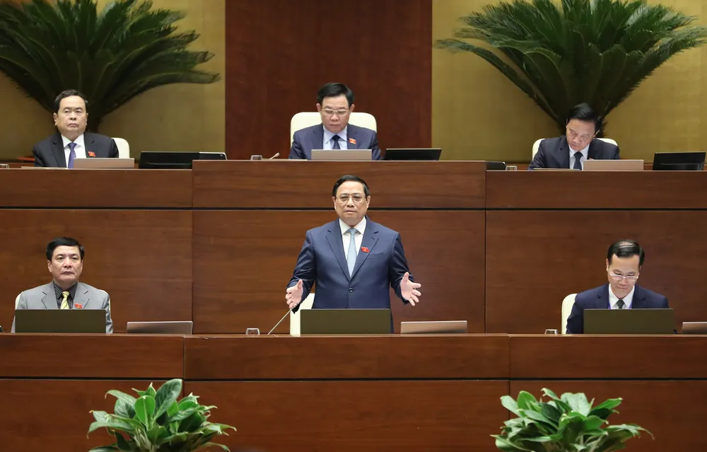 Thủ tướng Phạm Minh Chính trả lời chất vấn tại phiên họp sáng 8-11. Ảnh: QUANG PHÚC