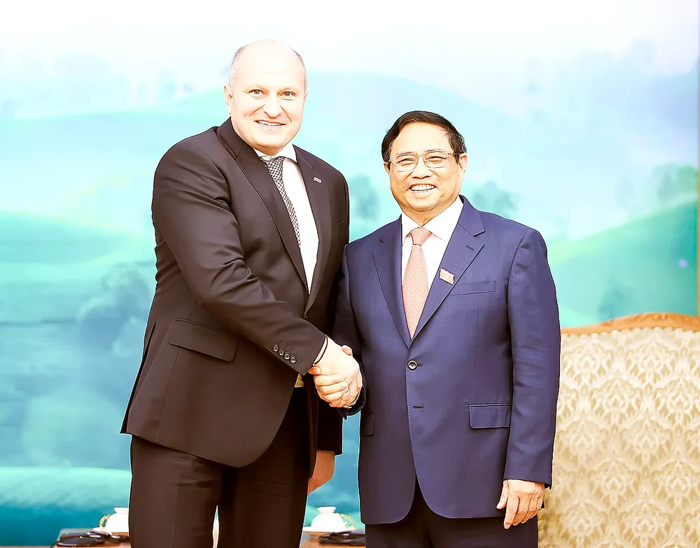 Thủ tướng Phạm Minh Chính tiếp ông Alexander Kurenkov, Bộ trưởng Bộ Tình trạng khẩn cấp Liên bang Nga. Ảnh: TTXVN