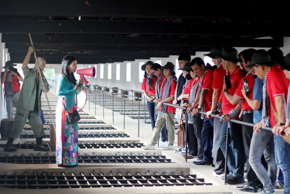 Các văn nghệ sĩ tham quan Trại giam Phú Tường