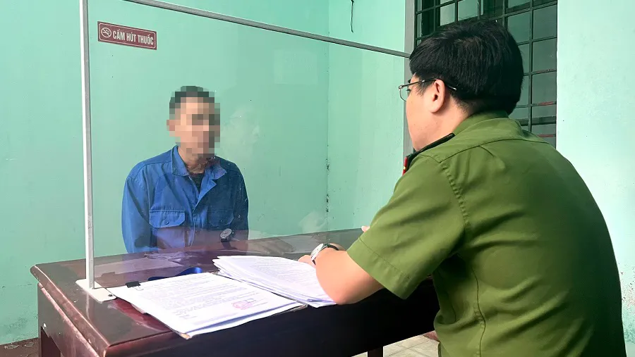 Nhơn khai báo hành vi phạm tội với công an