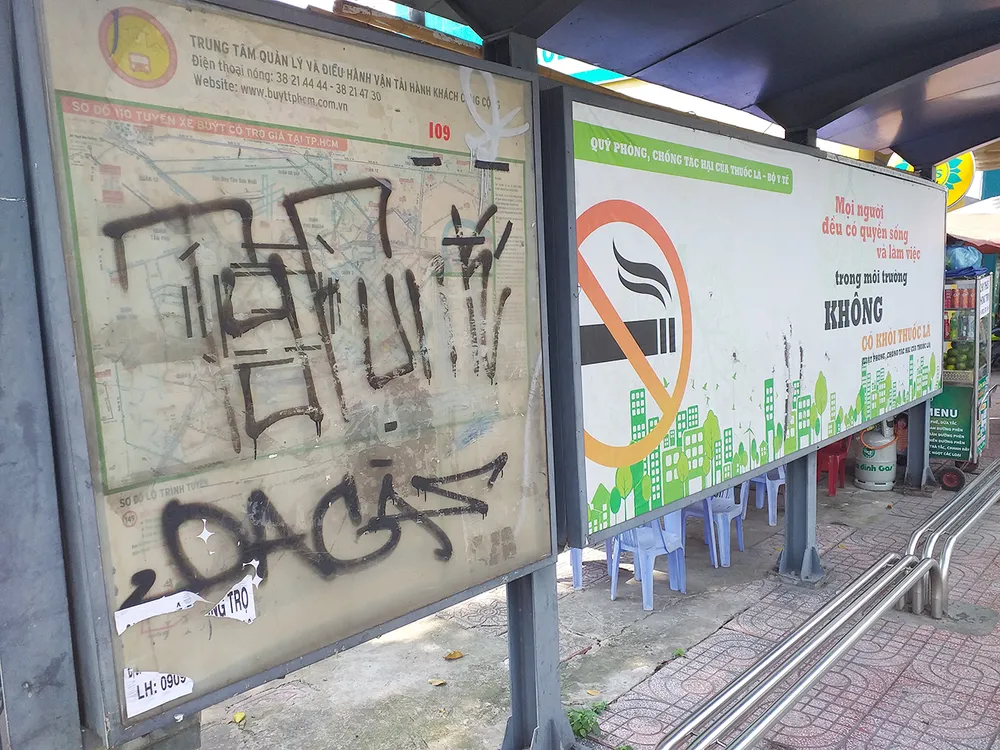 Bôi bẩn trạm xe buýt ảnh 1