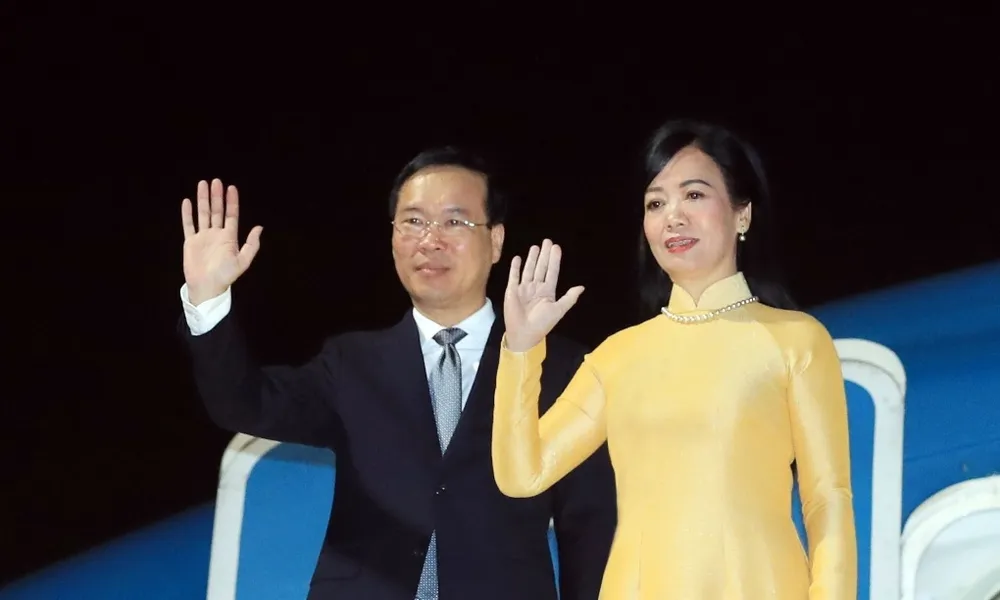 Chủ tịch nước Võ Văn Thưởng và phu nhân đến sân bay Haneda, thủ đô Tokyo, Nhật Bản, chiều 26-11. Ảnh: TTXVN