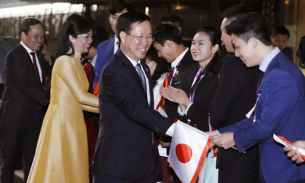 Cán bộ, nhân viên Đại sứ quán cùng đại diện cộng đồng người Việt Nam tại Nhật Bản đón Chủ tịch nước Võ Văn Thưởng và phu nhân tại sân bay Haneda, Tokyo, chiều 26-11. Ảnh: TTXVN