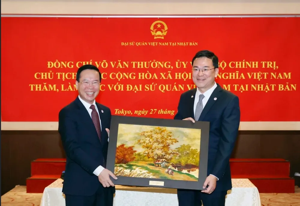 Chủ tịch nước Võ Văn Thưởng tặng bức tranh phong cảnh quê hương cho Đại sứ quán Việt Nam tại Nhật Bản. Ảnh: TTXVN