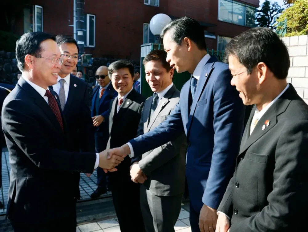 Chủ tịch nước Võ Văn Thưởng với cán bộ, nhân viên Đại sứ quán Việt Nam tại Nhật Bản. Ảnh: TTXVN