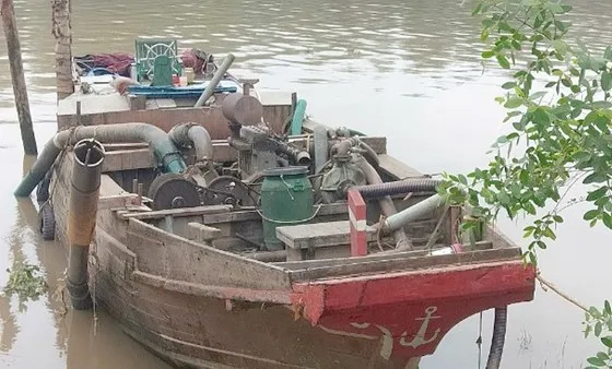 Phương tiện khai thác cát trái phép của nhóm "cát tặc" Phương tiện khai thác cát trái phép của nhóm "cát tặc"