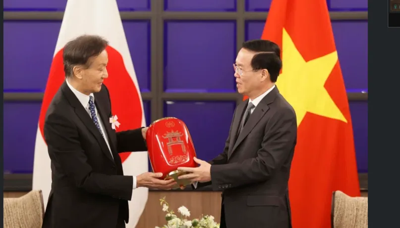 Chủ tịch nước Võ Văn Thưởng tặng quà lưu niệm cho Hiệp hội Hữu nghị Kyushu – Việt Nam. Ảnh: TTXVN Chủ tịch nước Võ Văn Thưởng tặng quà lưu niệm cho Hiệp hội Hữu nghị Kyushu – Việt Nam. Ảnh: TTXVN